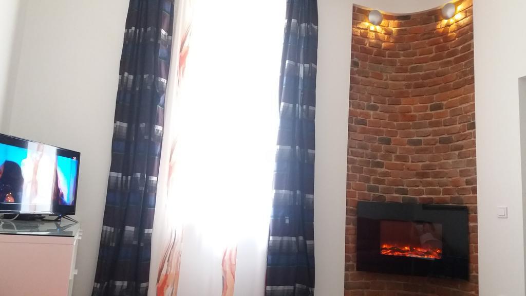 Apartment With Fireplace Лвив Екстериор снимка